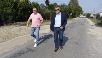 Na ulicy Żeromskiego Burmistrz Drzewicy Janusz Reszelewski i Kierownik Referatu Gospodarki Komunalnej, Budownictwa i Inwestycji Urzędu Miejskiego w Drzewicy Jarosław Bomba