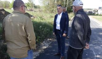 Uczestnicy rekonesansu na remontowanej drodze w Trzebinie
