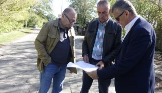 Podczas rekonesansu inwestycji plany przebudowy sprawdza Burmistrz Drzewicy Janusz Reszelewski (po prawej) z inspektorem nadzoru inwestorskiego i kierownikiem Referatu Gospodarki Komunalnej, Budownictwa i Inwestycji UM w Drzewicy