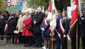 Uczestnicy uroczystości w drzewickim parku na placu Wolności
