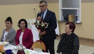 Głos zabiera Burmistrz Drzewicy Janusz Reszelewski. Po lewej Skarbnik Gminy Irena Jóźwicka i Przewodnicząca Rady Miejskiej w Drzewicy Dorota Wiktorowicz. Po prawej Przewodnicząca Nauczycieli Emerytów i Rencistów Gminy Drzewica Maria Staniszewska
