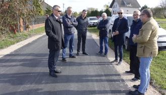 Uczestnicy odbioru na wyremontowanej drodze gminnej w Trzebinie