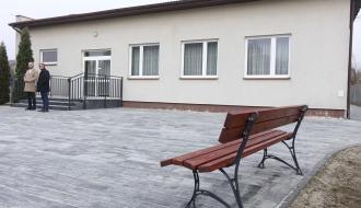 Utwardzony plac i odnowiona ławka za świetlicą w Dąbrówce