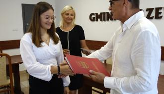 Z rąk Burmistrza Drzewicy Janusza Reszelewskiego stypendium odbiera Michalina Jedynak
