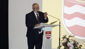 Na scenie przemawia Prezes MGKS Drzewica Andrzej Sosnowiec
