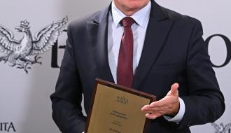 Burmistrz Drzewicy Janusz Reszelewski z nagrodą Zielonego Orła „Rzeczpospolitej”