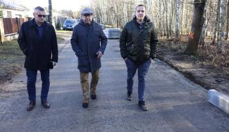 Na terenie przebudowy trzyosobowa gminna delegacja. Pierwszy z lewej Burmistrz Drzewicy Janusz Reszelewski
