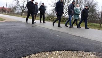 Uczestnicy odbioru oglądają nowe zjazdy na drodze gminnej w Zakościelu
