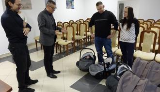 Wraz z trojaczkami – od prawej ich rodzice, Burmistrz Drzewicy Janusz Reszelewski i Sekretarz Miasta Andrzej Krzyżanowski