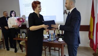 Zastępca Burmistrza Drzewicy Dominik Niemirski wręcza Alinie Szymańskiej akt powołania na stanowisko Dyrektora Regionalnego Centrum Kultury w Drzewicy