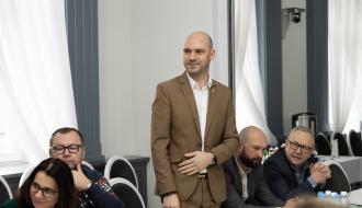 Zastępca Burmistrza Drzewicy Dominik Niemirski wstaje witany przez organizatorów
