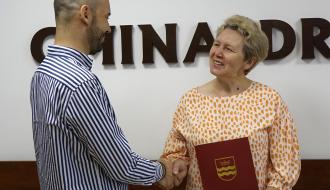 Zastępca Burmistrza Drzewicy Dominik Niemirski składa gratulacje Dyrektor MBP w Drzewicy Urszuli Kalużnej
