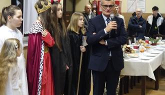 Głos zabiera Burmistrz Drzewicy Janusz Reszelewski stojący obok uczniów, którzy grali w jasełkach