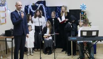 Głos zabiera Zastępca Burmistrza Drzewicy Dominik Niemirski stojący przed młodzieżą, która dała występ artystyczny