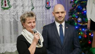 Życzenia składają radna Rady Miejskiej w Drzewicy Bożena Dobosz i Zastępca Burmistrza Drzewicy Dominik Niemirski