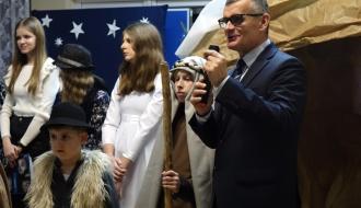 Głos zabiera Burmistrz Drzewicy Janusz Reszelewski. Obok dzieci, które grały w jasełkach