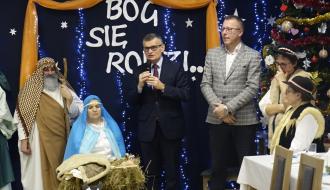 Głos zabiera Burmistrz Drzewicy Janusz Reszelewski. Obok radny Krzysztof Walczyk oraz mieszańcy, którzy grali w jasełkach