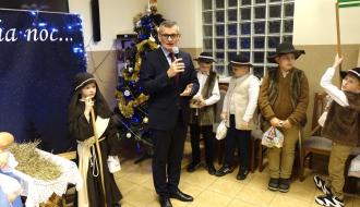 Głos zabiera Burmistrz Drzewicy Janusz Reszelewski. Obok uczniowie, którzy grali w jasełkach