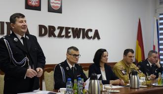 Przy stole prezydialnym głos zabiera Gminny Komendant ZOSP RP w Drzewicy Marian Kalużny
