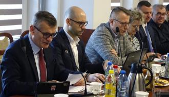 Sprawozdanie z działalności międzysesyjnej prezentuje Burmistrz Drzewicy Janusz Reszelewski. Obok Zastępca Burmistrza Dominik Niemirski i radni