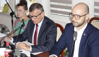 Sprawozdanie z działalności międzysesyjnej prezentuje Burmistrz Drzewicy Janusz Reszelewski. Po lewej Skarbnik Gminy Irena Jóźwicka, po prawej Zastępca Burmistrza Dominik Niemirski