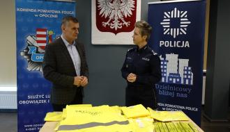 Burmistrz Drzewicy Janusz Reszelewski rozmawia z Komendantem Powiatowym Policji w Opocznie, mł. insp. Magdaleną Kucharską