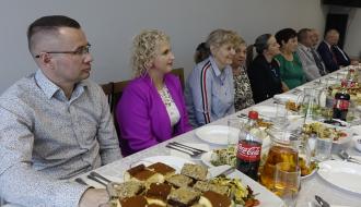 Grupa sołtysów siedzi za stołem