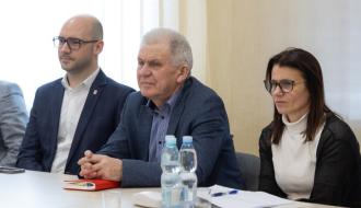Przy stole siedzi trzyosobowa delegacja Gminy Drzewica. Pierwszy z lewej Zastępca Burmistrza Drzewicy Dominik Niemirski. Obok dwoje pracowników Urzędu Miejskiego w Drzewicy