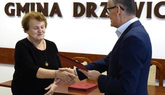 Z rąk Burmistrza Drzewicy Janusza Reszelewskiego dyplom gratulacyjny odbiera Prezes UTW w Drzewicy Irena Kwiecień