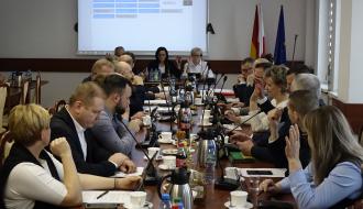 Jedno z głosowań podczas obrad w sali konferencyjnej Urzędu Miejskiego w Drzewicy