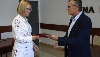 Z rąk Burmistrza Drzewicy Janusza Reszelewskiego akt powierzenia pełnienia obowiązków dyrektora Przedszkola Samorządowego w Drzewicy odbiera Dominika Kowalska