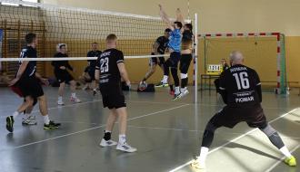 Atak przy siatce w finale: Volley Żelazny Opoczno kontra Fair Play Końskie