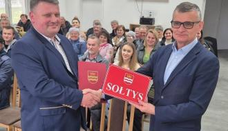 Sołtys Augustowa Wojciech Woźniak odbiera gratulacje i tabliczkę sołtysa z rąk Burmistrza Drzewicy Janusza Reszelewskiego