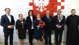 Państwo Teresa i Stanisław Kaniewscy z samorządowcami i księdzem proboszczem
