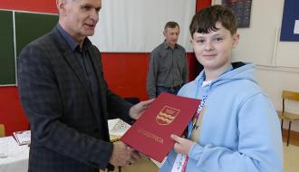 Burmistrz Drzewicy Janusz Reszelewski gratuluje Antoniemu Podogrockiemu trzeciego miejsca w młodszej grupie wiekowej