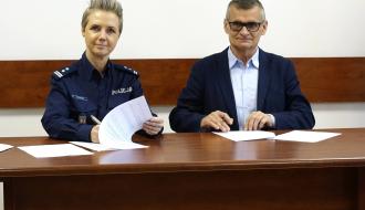 Umowę podpisują – od lewej: Komendant Powiatowy Policji w Opocznie mł. insp. Magdalena Kucharska i Burmistrz Drzewicy Janusz Reszelewski