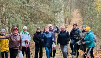 Uczestniczki warsztatów nordic walking podczas leśnej wycieczki