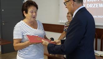 Burmistrz Drzewicy Janusz Reszelewski wręcza dyplom Bożenie Widawskiej
