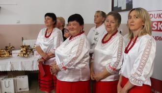 Siedem pań z KGW w Zakościelu ubranych w białe bluzki i czerwone spódnice