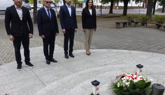 Gminna delegacja przed Pomnikiem Pamięci w parku na placu Wolności oddaje hołd ofiarom II wojny światowej. Od lewej stoją: Sekretarz Miasta Andrzej Krzyżanowski, Burmistrz Drzewicy Janusz Reszelewski, Zastępca Burmistrza Dominik Niemirski, Przewodnicząca Rady Miejskiej w Drzewicy Dorota Wiktorowicz