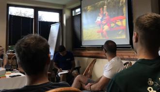 Uczestnicy projektu oglądają prezentację multimedialną
