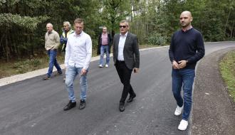 Wyremontowaną drogą powiatową idzie 6 osób. Na przedzie – od prawej: Zastępca Burmistrza Drzewicy Dominik Niemirski, Burmistrz Drzewicy Janusz Reszelewski, radny Rady Miejskiej w Drzewicy Krzysztof Konewka. 