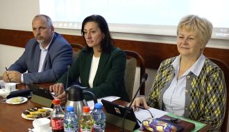 Prezydium Rady Miejskiej w Drzewicy. Od prawej siedzą (bliższy plan): Wiceprzewodnicząca Joanna Popis, Przewodnicząca Dorota Wiktorowicz, Wiceprzewodniczący Paweł Małek.