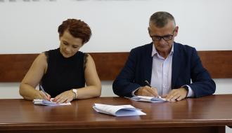 Umowę podpisują Dyrektor SP w Brzustowcu Barbara Stolarczyk i Burmistrz Drzewicy Janusz Reszelewski