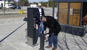 Burmistrz Drzewicy Janusz Reszelewski i Zastępca Burmistrza Dominik Niemirski testują sposób użytkowania stacji naprawczej na rowery