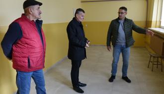 Sołtys Jelni Władysław Węgrecki, Burmistrz Drzewicy Janusz Reszelewski i Jacek Pecyna z Urzędu Miejskiego w wyremontowanym pomieszczeniu