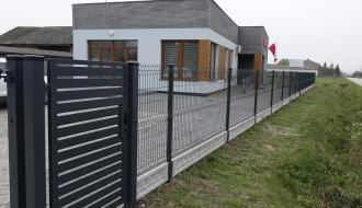 Ogrodzenie placu przy Świetlicy Wiejskiej w Werówce