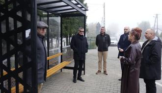 Uczestnicy odbioru – sześć osób – stoją przy nowej wiacie przystankowej.