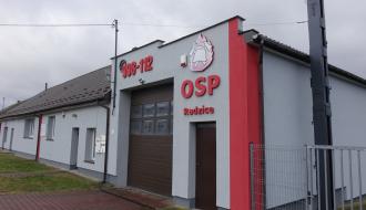 Odnowiona elewacja południowa i wschodnia budynku OSP w Radzicach Dużych
