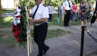Z wieńcem pod obelisk zmierza druh OSP